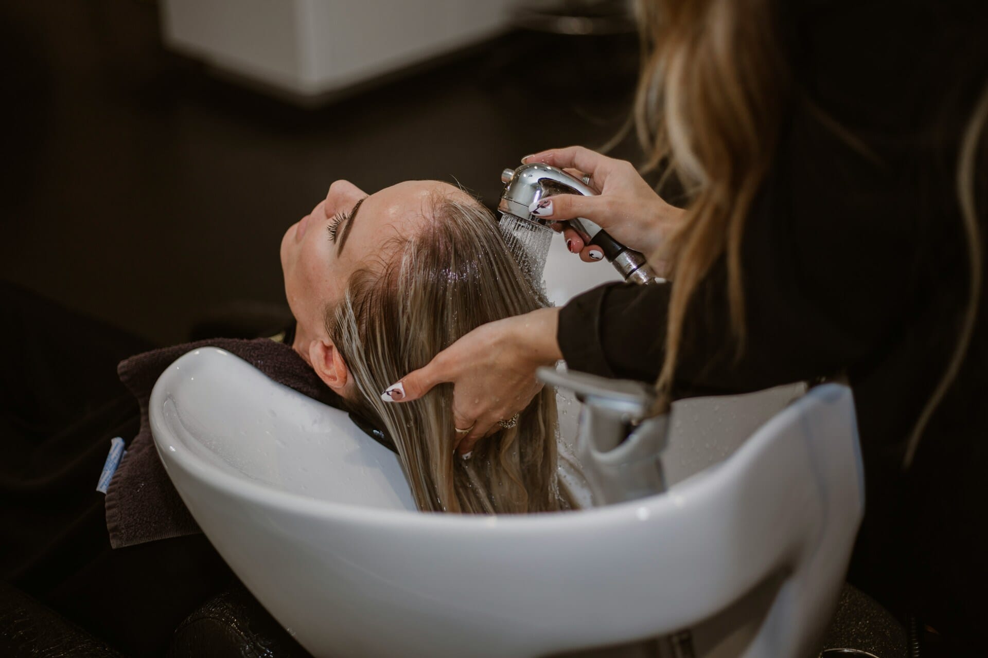 Profesional independiente recibiendo un corte de pelo