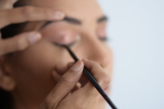 Profesional independiente aplicando maquillaje