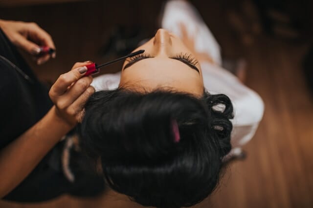 Profesional independiente recibiendo mascara facial