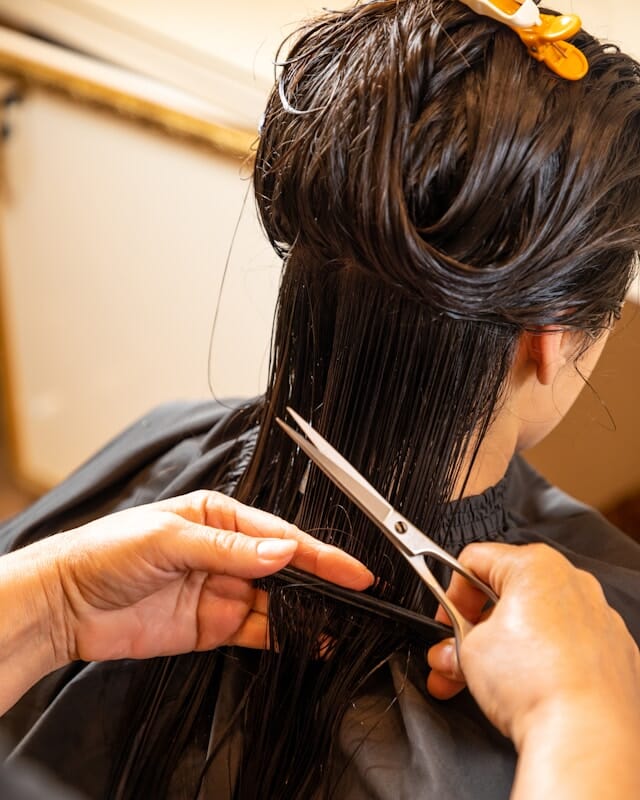 Profesional independiente cortando el pelo
